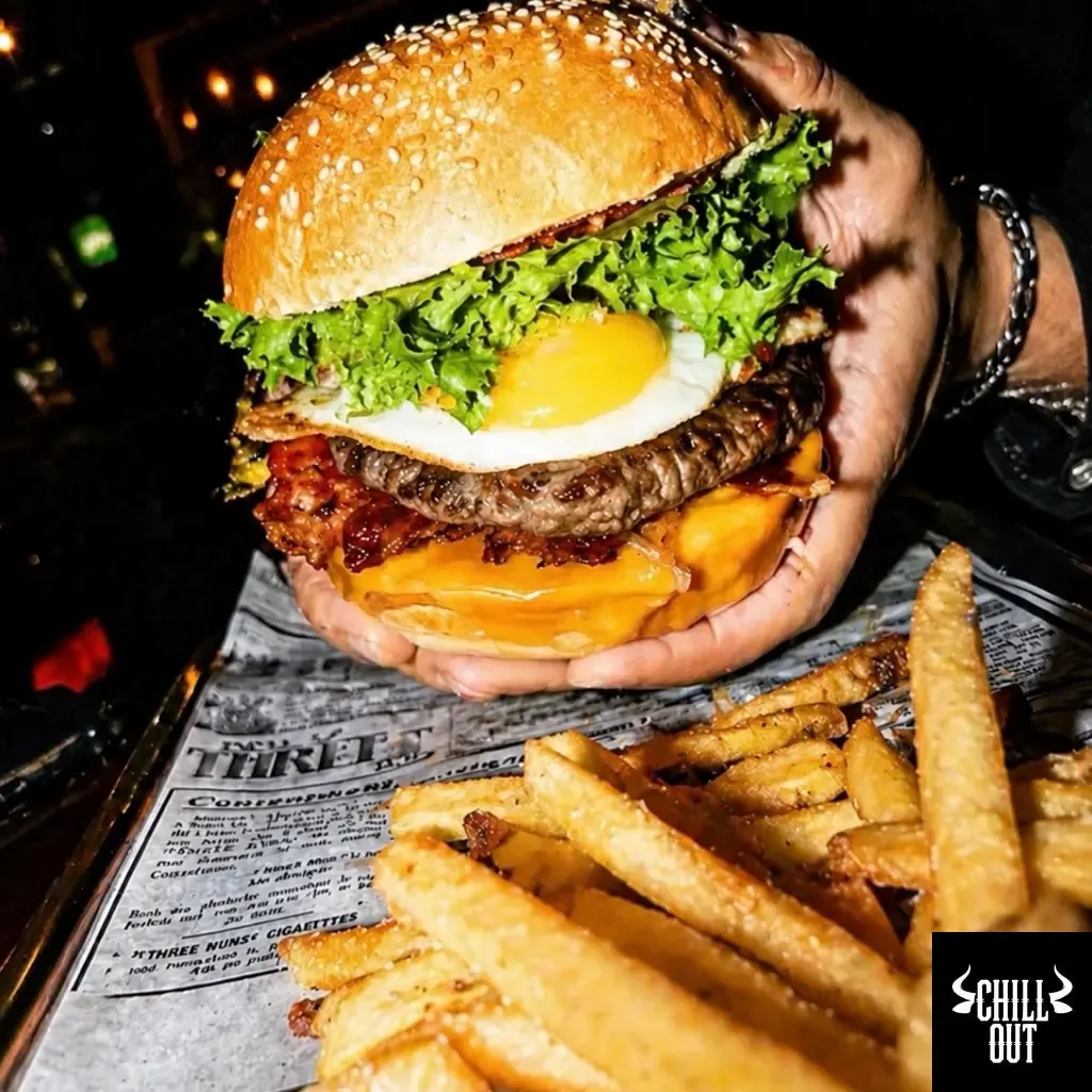 Hamburger USA Chill Out con cheddar, bacon, uovo e salsa BBQ servito con patatine — hamburgeria Otranto